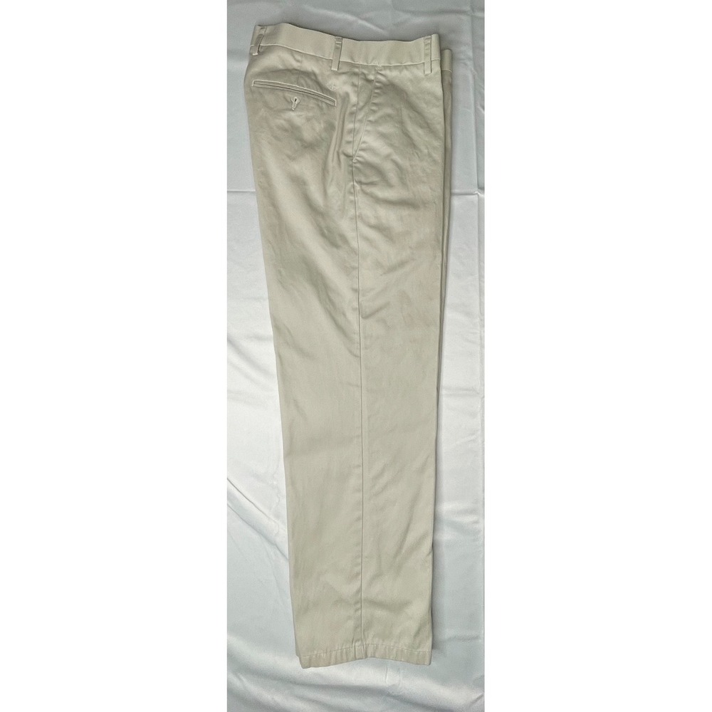 Dockers Men's Khaki Pants Size 32x30 Classic Fit Straight Leg Stretch Flat Front
